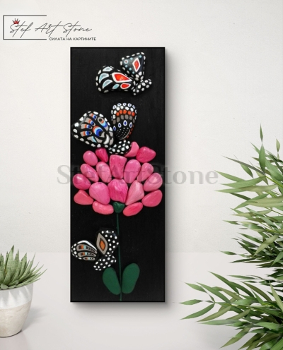 Картина с пеперуди и розов божур – ръчно рисувани камъни върху черен фон