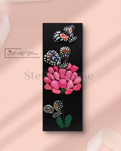 Картина с пеперуди и розов божур – ръчно рисувани камъни върху черен фон