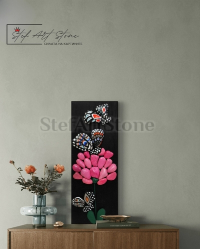 Картина с пеперуди и розов божур – ръчно рисувани камъни върху черен фон