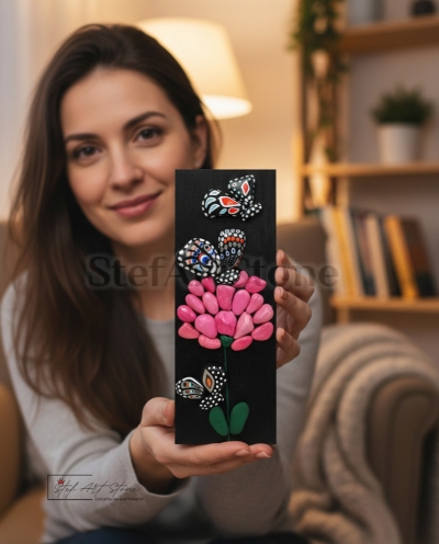 Картина с пеперуди и розов божур – ръчно рисувани камъни върху черен фон