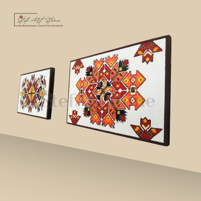 Детайл на ръчно рисувана шевица с оранжеви и червени мотиви