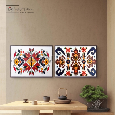 Стилен интериорен акцент с картини шевици в хола