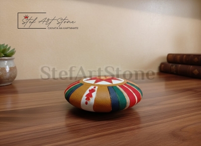 Детайл от ръчно рисуван камък Канатица с фолклорен мотив