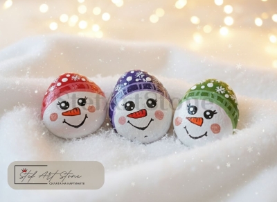 Рисувани камъни снежни човечета – коледна украса