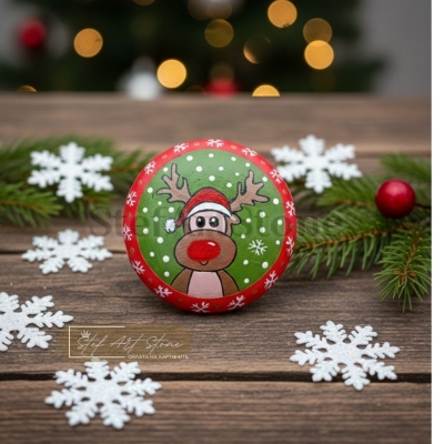 Ръчно рисуван коледен камък с еленче на зелен фон – Stef Art Stone
