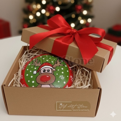 Ръчно рисуван камък с коледно еленче – изкуство и декорация