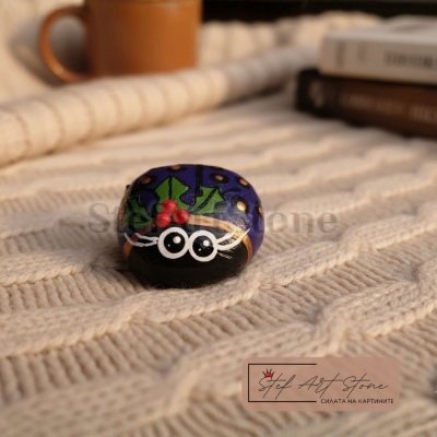 Ръчно рисувана коледна калинка – лилава с имел