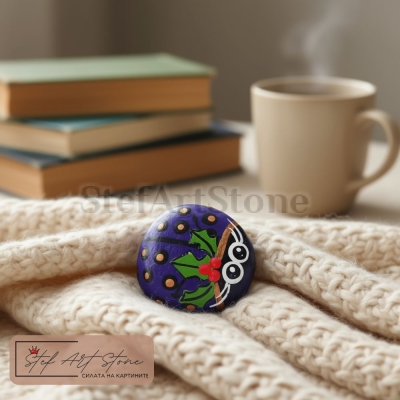 Коледна декорация – лилава калинка върху морски камък