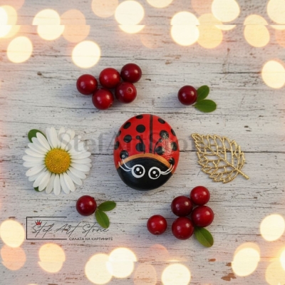 Коледна декорация – рисуван камък червена калинка с черни точки