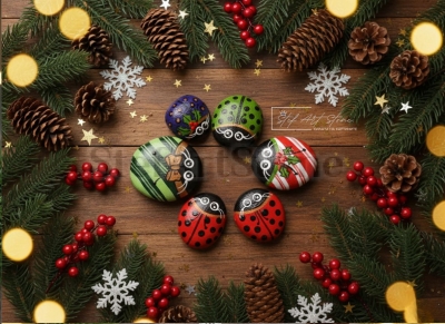 Коледна украса ръчно изработена Рисувани камъни Калинки