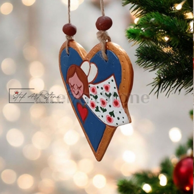 Арт ангел върху сърце – релефна ръчна изработка от глина и акрилни бои