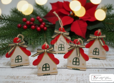 Ръчно изработена КОЛЕДНА УКРАСА къщичка за елха и стена керамика червен покрив панделка