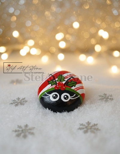 Коледна декорация ръчна изработка Калинка с имел рисуван камък