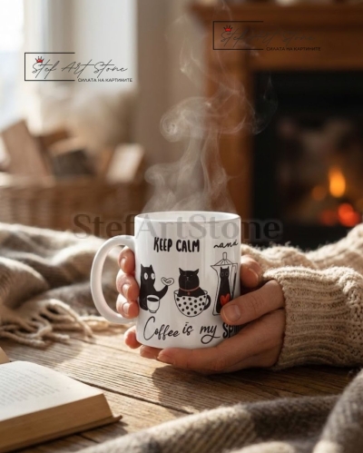 Уютна керамична чаша за кафе с котки държана от жена пред камина.