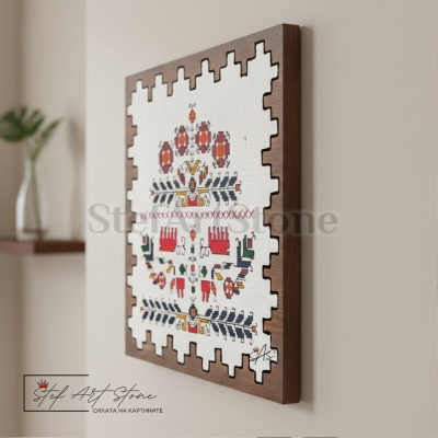 Близък план на уникалния назъбен рустик борд и текстурата на рисуваната шевица върху дърво