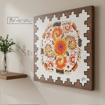 Детайл на ръчно изработен назъбен борд и рисуван соларен мотив върху дърво