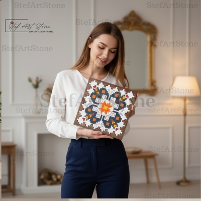 Жена държи картина от дърво с  шевица Елбетица