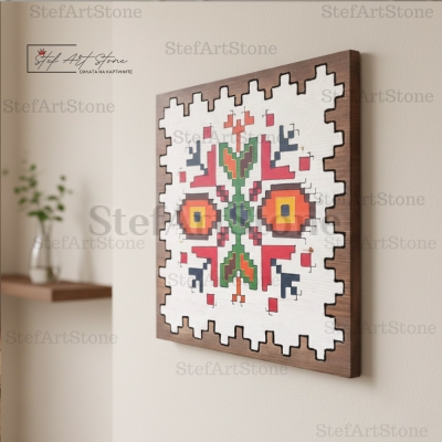 Детайл на дървено пано с шевица Очите на Мъдростта и рустик борд