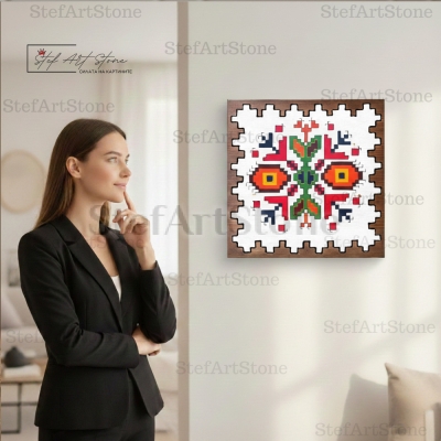 Интериорна декорация с цветна българска шевица върху дърво