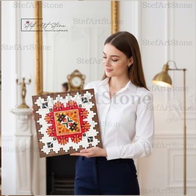 Жена държи ръчно изработено пано с шевица Силата на Рода