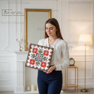 Жена държи ръчно изработена картина с шевица за здраве и живот