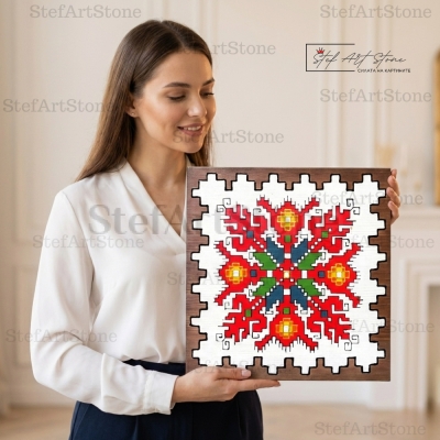 Жена държи луксозна картина с богата българска шевица Елбетица