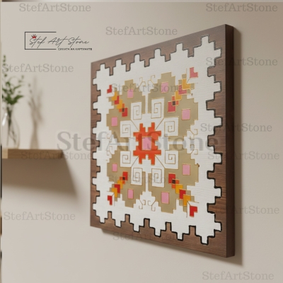 Детайл на ръчно рисувана шевица в златно и бежово върху дърво