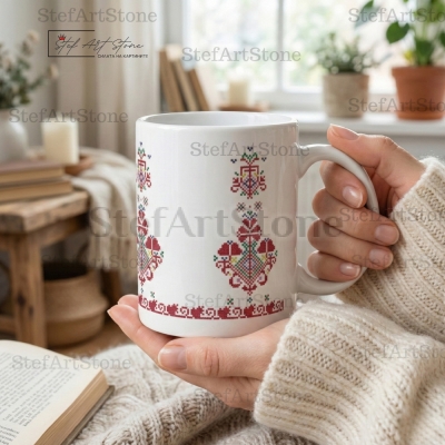 Уютен момент: Жена държи чаша с българска бродерия