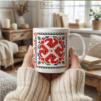 Ръце държат чаша с динамичен фолклорен мотив за енергия