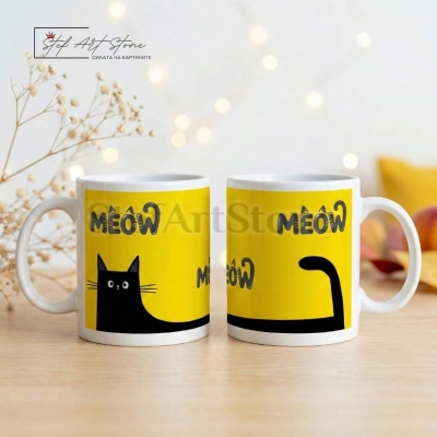Забавна чаша за подарък с черна котка и надпис meow в жълта подаръчна кутия