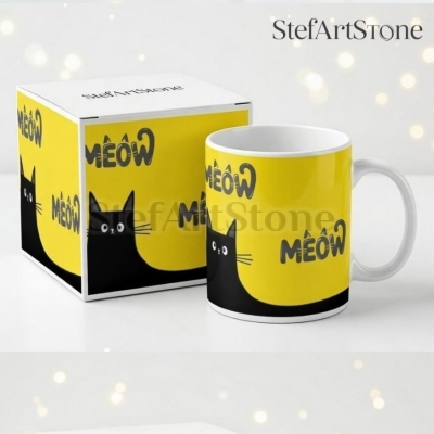 Забавна чаша за подарък с черна котка и надпис meow в жълта подаръчна кутия