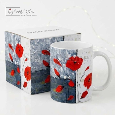 Персонализирана чаша за подарък с червени макове и надпис с име Мария, заснета до поздравителна картичка