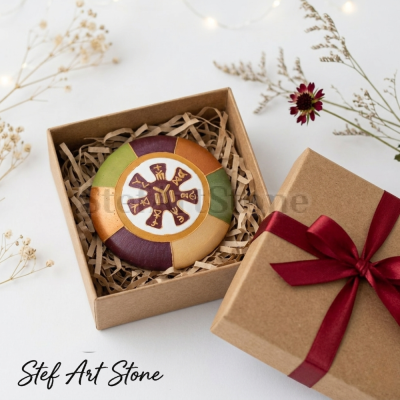 Ръчно лят и рисуван камък с Розетата от Плиска, прабългарски символ със златни руни в крафт кутия.