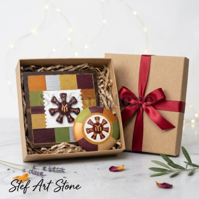 Подаръчен комплект с ръчно изработена картина и масивен камък Розетата от Плиска, подредени в крафт кутия с червена панделка.
