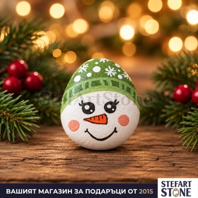 Ръчно рисуван морски камък „Снежен човек“ със зелена шапка