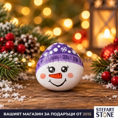 Ръчно рисуван морски камък „Снежен човек“ с лилава шапка
