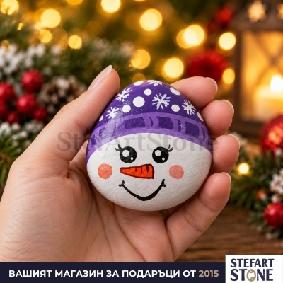 Ръчно рисуван камък снежен човек с лилава шапка в ръка