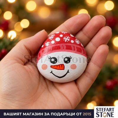 Ръчно рисуван камък снежен човек с червена шапка в подаръчна кутия