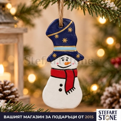 Снежен човек с тъмносиня шапка – ръчно изработена играчка за елха