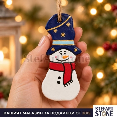 Коледен орнамент Снежен човек 10 см, държан в ръка
