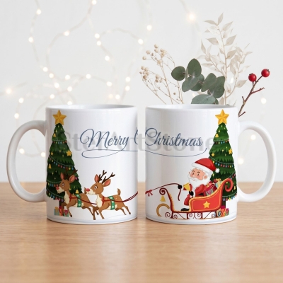 Два изгледа на една коледна чаша с Дядо Коледа в шейна, елени, елха и Merry Christmas