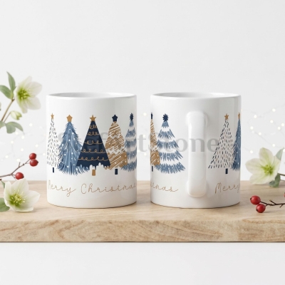 Два изгледа на една коледна чаша със стилизирани елхи и надпис Merry Christmas